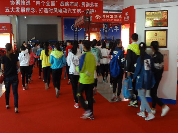 县实验小学部分小学生来JDB电子科技展厅开展科普日活动