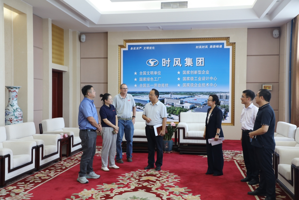 美国利滋勒公司董事长Wiliam James Urban先生造访JDB电子集团，JDB电子集团与湖北宜昌经纬纺机公司签署战略相助